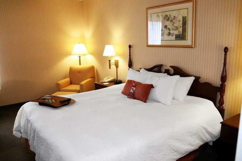 Hampton Inn Erie-South Room photo